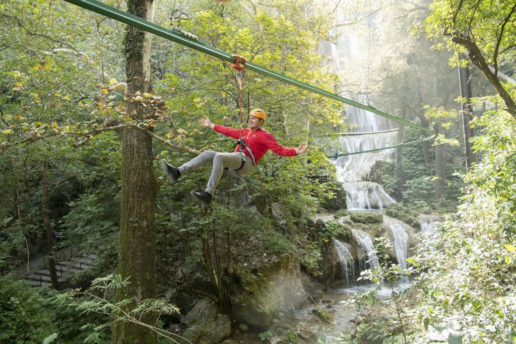 tirolesa con curvas roller zip